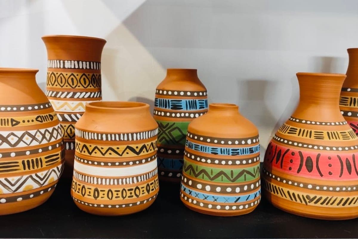 Série de jarres CeraTerra aux décors peints, motifs caribéens colorés