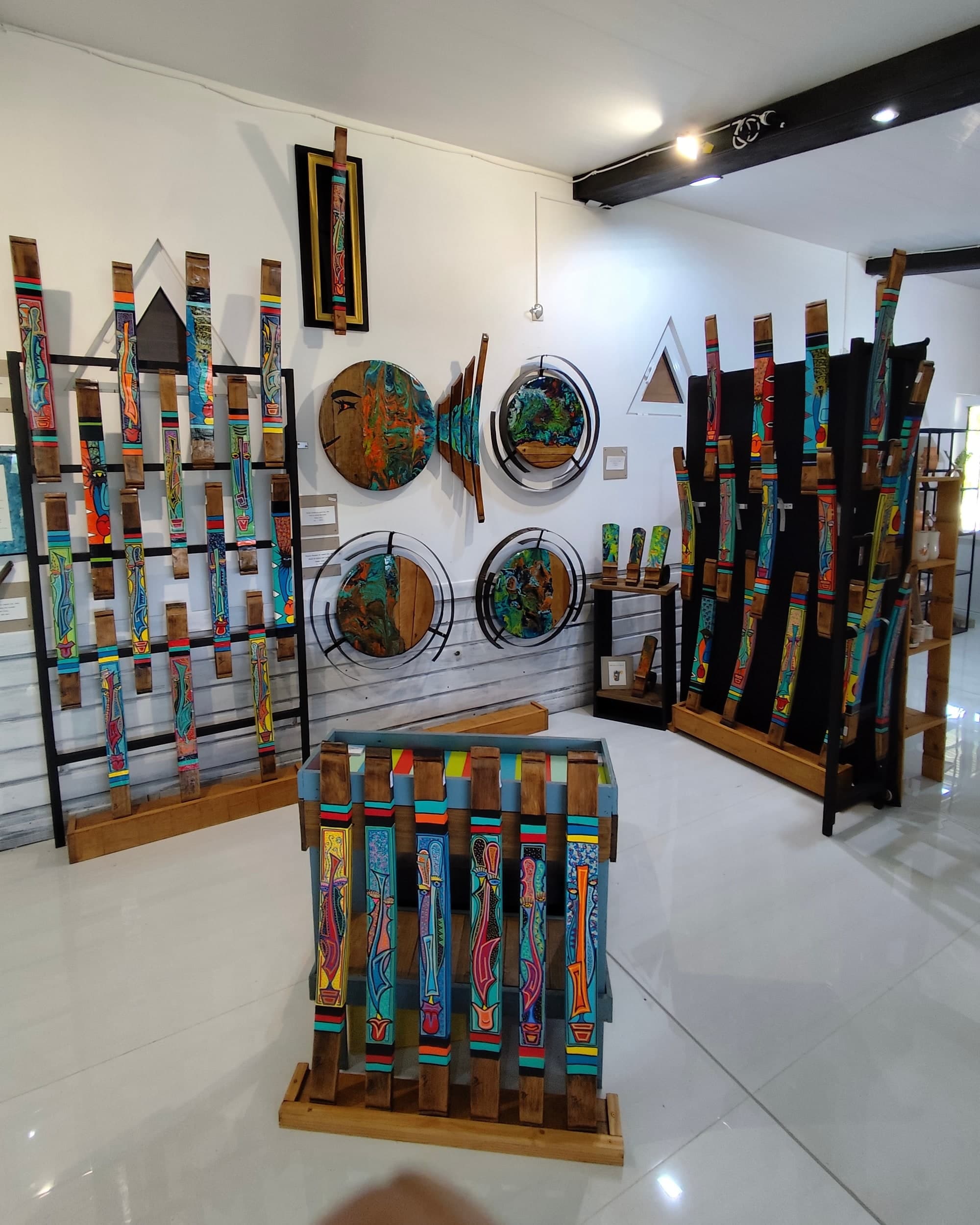 Phil, peintre Dro'll de Douelles, dans son atelier