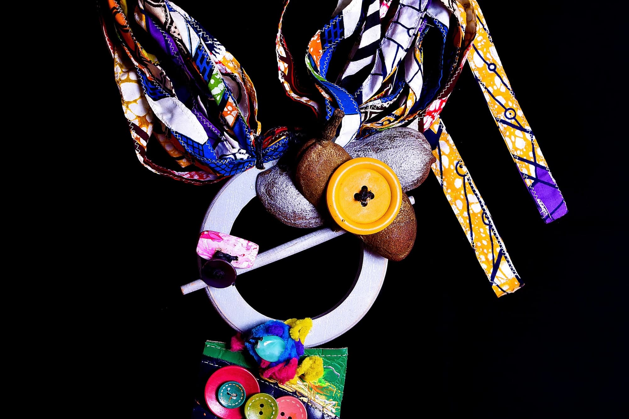 Bijou assemblé en matières naturelles et détournées