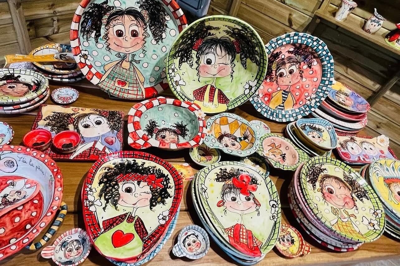 Pièce céramique aux décors naïfs